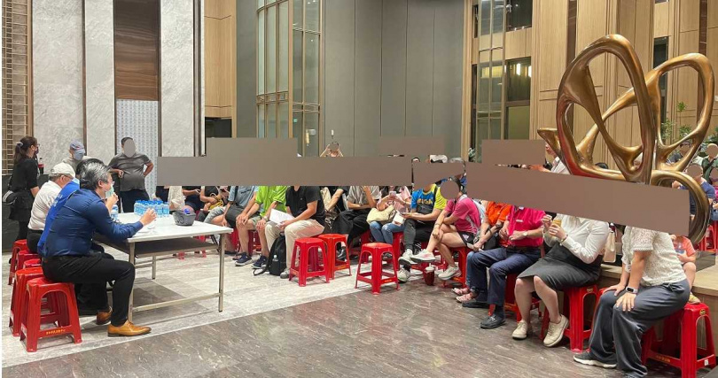 9月起,住戶陸續發現工程沒有進度,9月17日議員協助舉辦協調會,不過奧拓皆未到場,僅派委任律師出席,不過仍持續要求追加款項。(圖/投訴人提供)