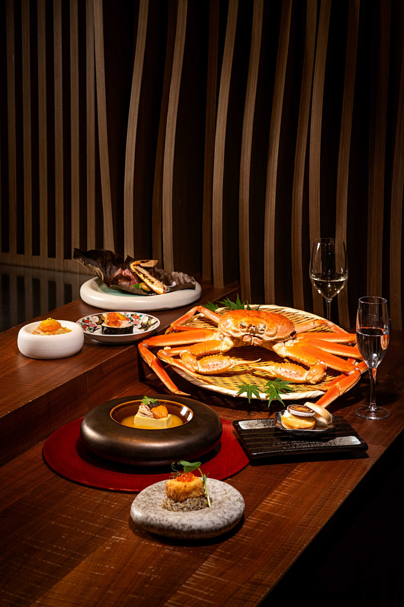 「blu koi」秋冬Omakase新菜單，以松葉蟹、毛蟹為主角，融合海膽、魚子醬、烏魚子與A5和牛的頂級搭配。（圖／頑味餐飲提供）