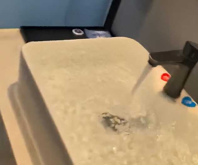 女子入住僅住半小時要求退房遭拒,竟故意破壞房內設施。(圖/翻攝自《海南特區報》)