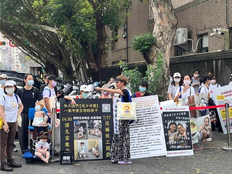 兒少保護問題引發社會高度關注。圖為北院法庭外大批聲援剴剴案的民間團體。（圖／報系資料照，與本案無關）