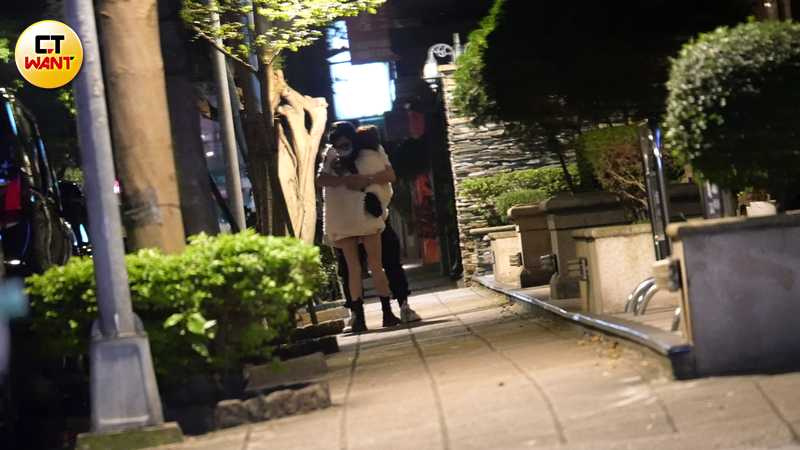 抵達目的地後，孟潔怒氣未消，史丹利甚至上演熊抱，多次溫情攻勢才讓女生心情由陰轉晴。（圖／本刊攝影組）