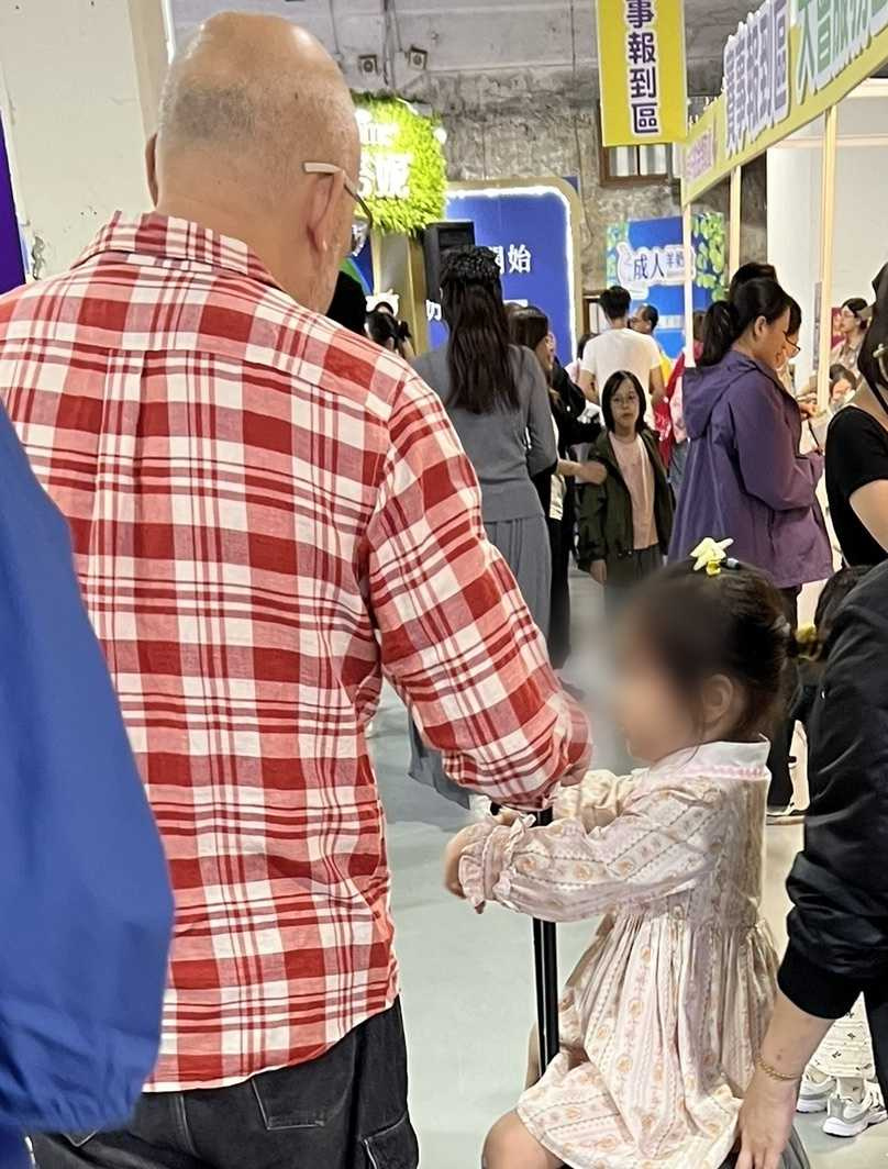 當趙小僑在工作時，劉亮佐樂當奶爸照顧典典寶寶。（圖／讀者提供）