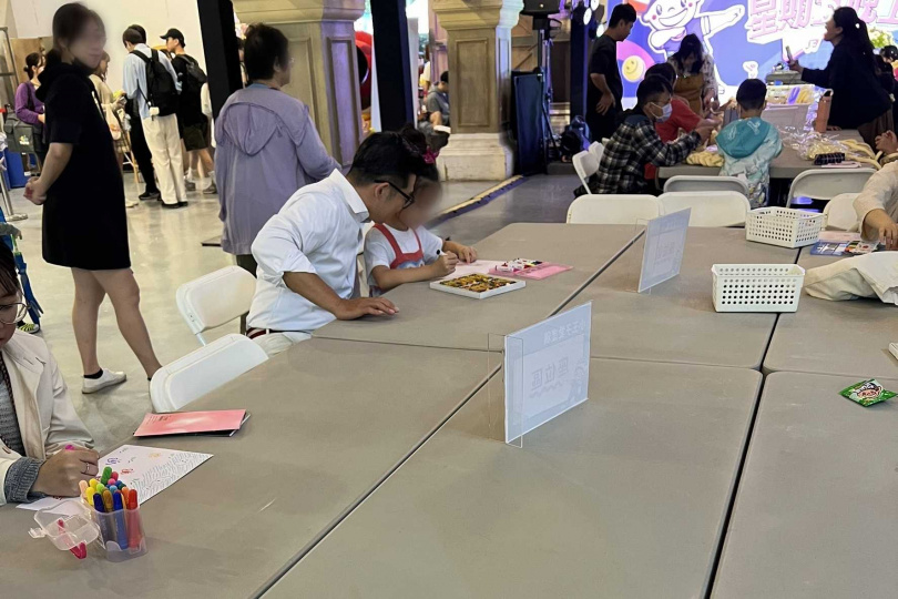 馬力歐陪著女兒畫圖，看起來很有耐心。（圖／讀者提供）