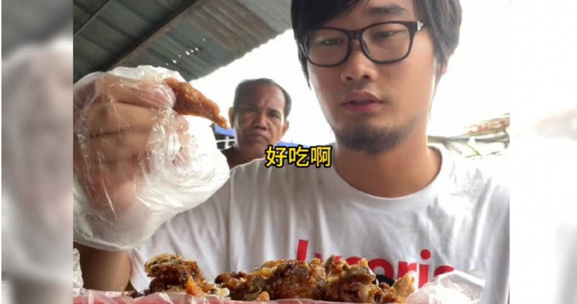 根據新加坡的《8視界》報導，這款在菲律賓貧民窟流傳數十年的「再製炸雞」，近期因多位知名旅遊網紅前往拍攝，引發網路關注與爭議。。（圖／翻攝自抖音）