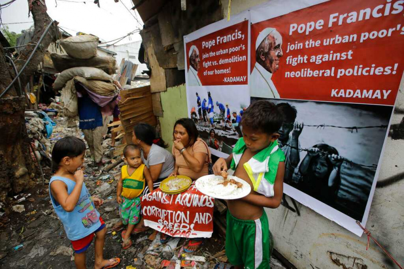 馬尼拉貧民窟居民翻找垃圾堆中的剩餘炸雞，成為維生來源。（示意圖／達志／美聯社）