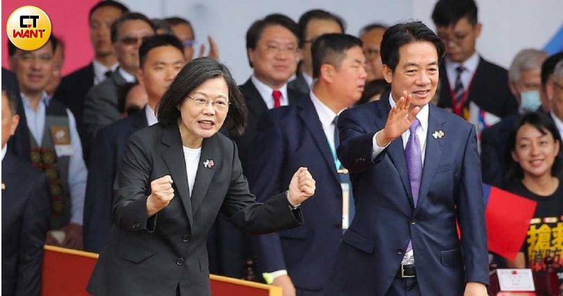 由前總統蔡英文（前排左）主持的想想論壇對勞保改革頗有著墨並提出不少續命方向。（圖／黃耀徵攝）