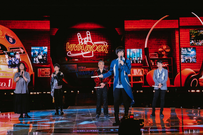 阿信爆料收到團員們的嘲笑訊息。（圖／相信音樂提供）