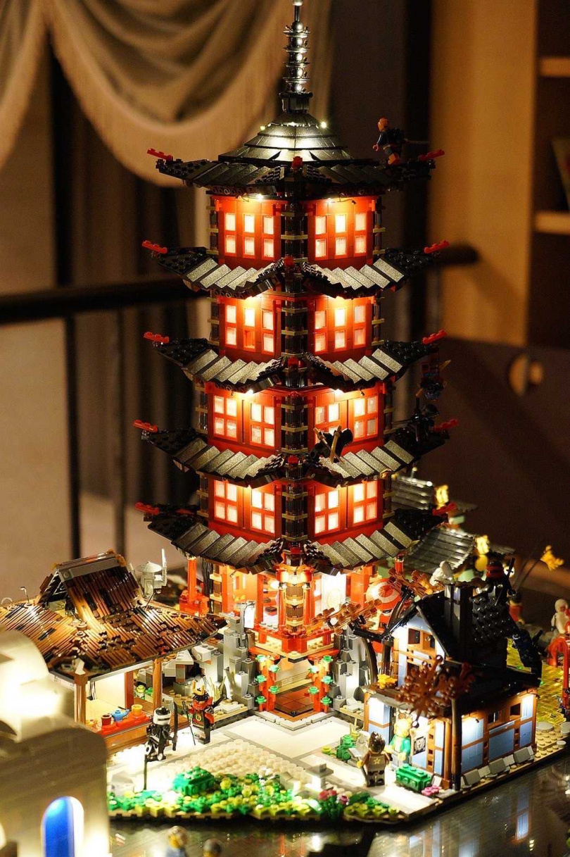 劉瑞麟最喜歡的是這套京都庭園作品，他用4套日本京都忍者系列盒組搭建主建築，左邊再自創擴建日式傳統庭院。（圖／劉瑞麟提供）