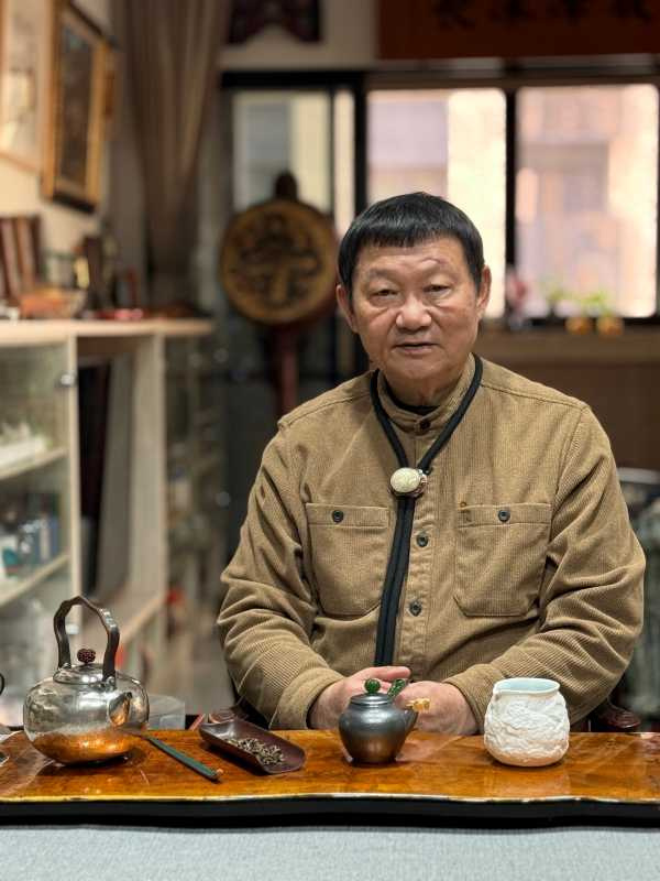 陳念舟大師親自以培心金銀壺為新的一年沏上新茶。（圖／吳德亮攝影）