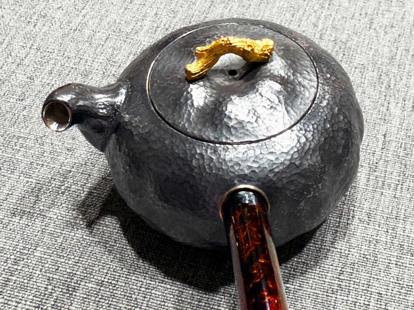 「吉祥回眸」壺以流體力學創作側歪的壺嘴令人回眸一笑。（圖／吳德亮攝影）