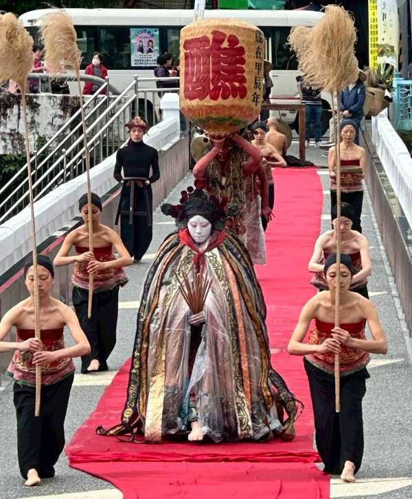 無垢舞蹈劇場為新北坪林茶鄉百年重生的「尾橋」推出祈福儀式。（圖／無垢舞蹈劇場提供）