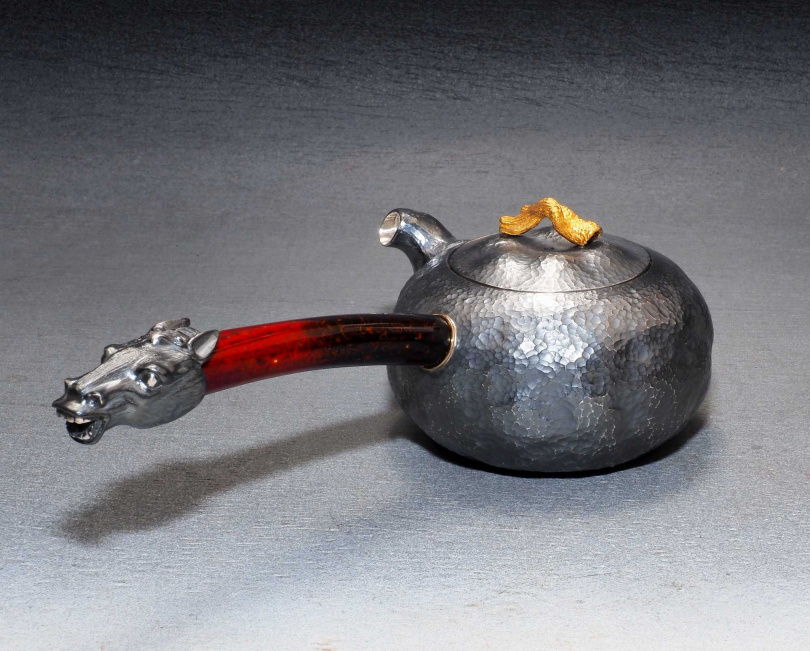 靈感來自茂谷蜜柑作為壺身的「吉祥回眸」金銀單柄壺。（圖／吳德亮攝影）