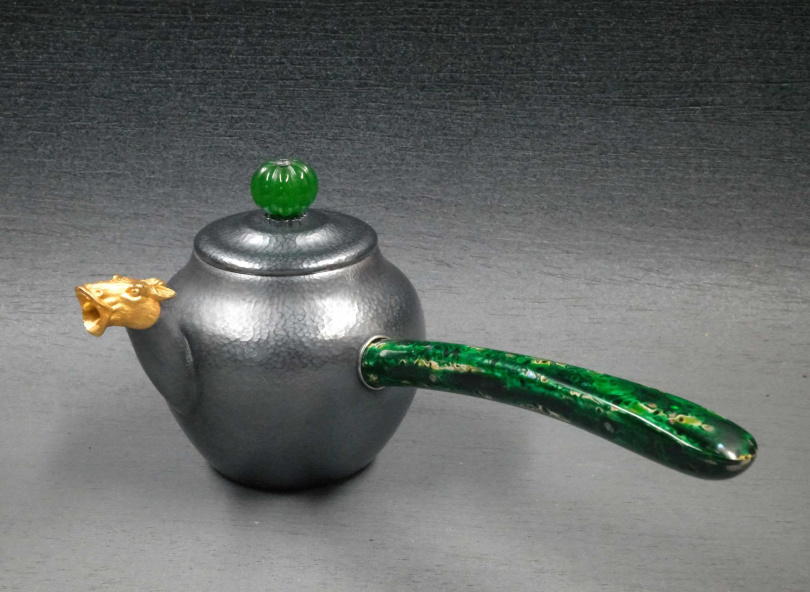 加上9999純金馬首壺嘴的培心單柄壺。（圖／吳德亮攝影）