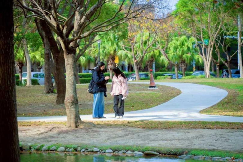 不少鄉親參訪整建步道後的竹北水圳公園直呼「彷彿置身國外」。(圖/翻攝自竹北市公所媒體群組)