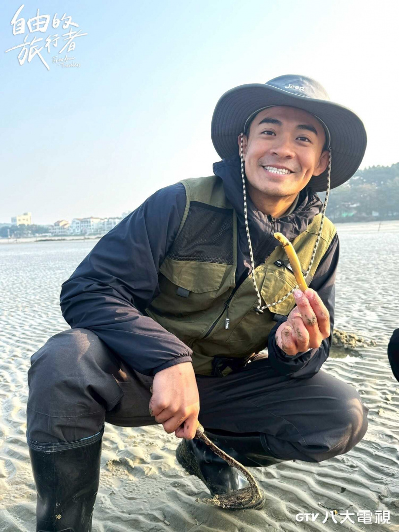 融融體驗徒手挖掘有「海中人參」之稱的竹蟶。（圖／八大提供）