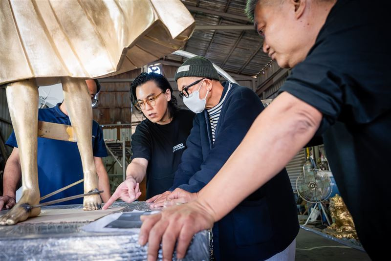 具俊曄製作大S雕像幕後過程催淚曝光。藝術總監李承道提到雕像的核心意義「因為愛情如死之堅強」，大S與具俊曄的愛情未曾消失，持續運轉著.......（圖／翻攝自李承道臉書）