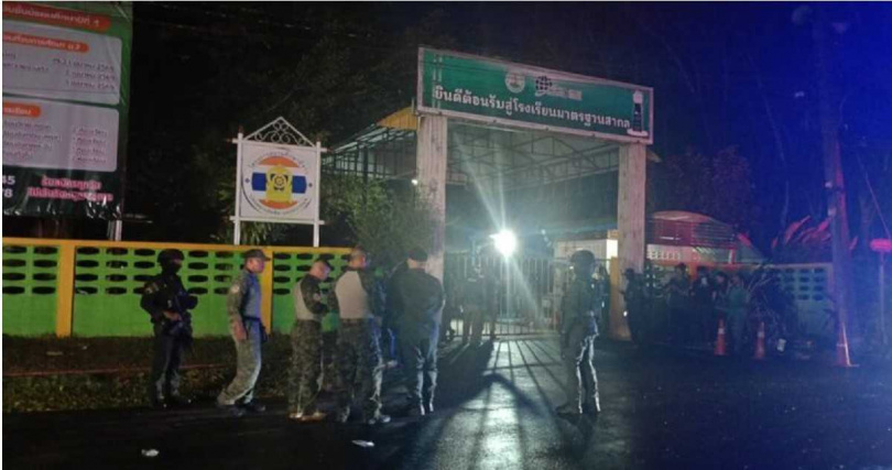 警方特勤部隊攻堅制伏嫌犯，對峙約3小時。（圖／翻攝自Matichon）