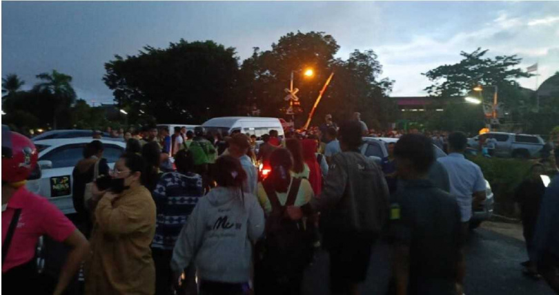 警方特勤部隊攻堅制伏嫌犯，對峙約3小時。（圖／翻攝自Matichon）