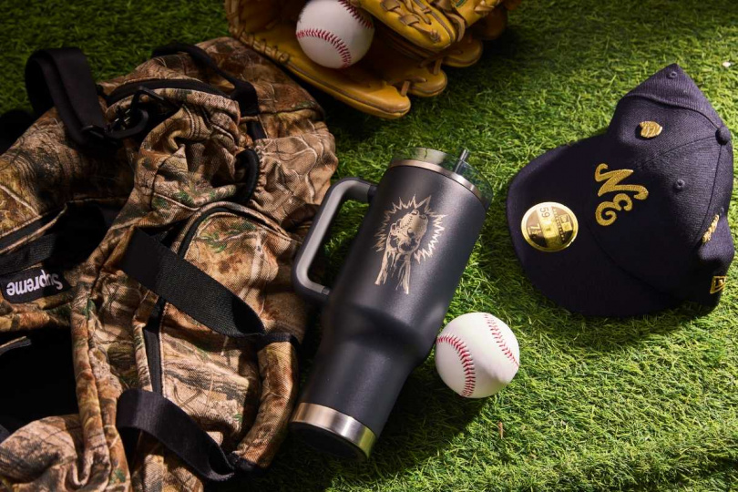 THERMOS x 孫易磊SUN’s Way｜韌性之路聯名系列將於 2026年2月10日 起，於THERMOS 官方網站及全台百貨櫃點同步限量上架，本次特別推出限量組合：聯名保溫杯乙只+專屬吸管塞+特製背帶。優惠價NTD 1,999元 ( 定價NTD3,330元 )。  （圖／品牌提供）