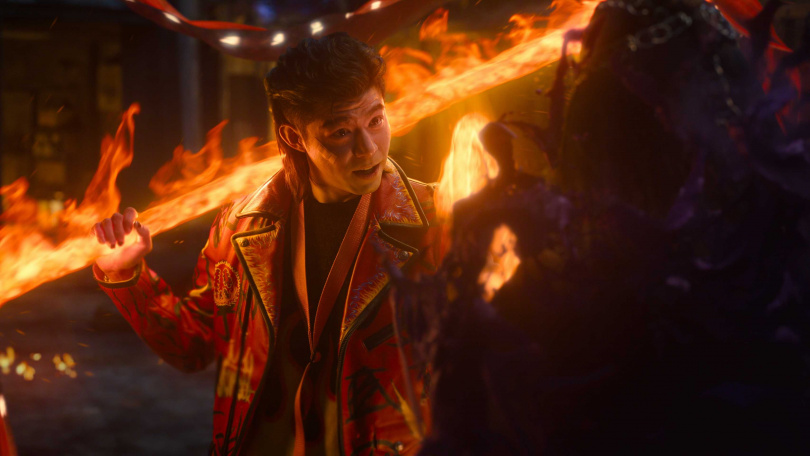 三太子王柏傑手持燃燒長棍。（圖／Netflix提供）