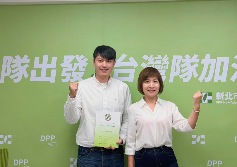 新北市議員石一佑（右起）與辦公室執行長陳俊諺緊盯新北市「鮮奶幸福周」執行成效，同時協助反應地方大小問題。（圖／翻攝自石一佑臉書）