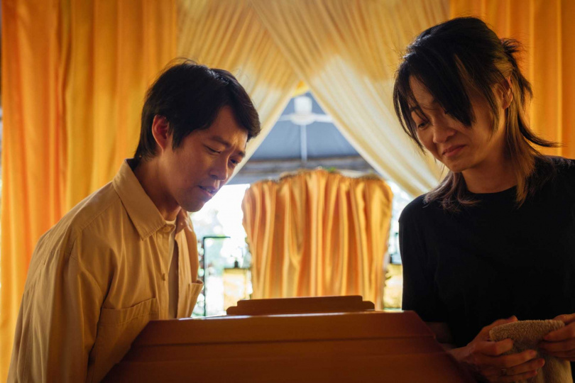 魏雋展（左）、陳雪甄用豁達、甚至帶點自我嘲諷的視角去看待父親離世的荒謬風暴。（圖／甲上提供）