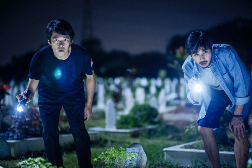 魏雋展（左）、呂楊在片中上演夜闖墓園「搶屍」大作戰。（圖／甲上提供）
