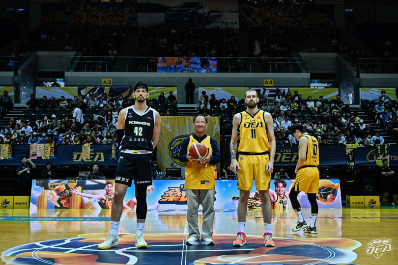 籃球名人堂理事長葛永光為賽事開球。（圖／中信特攻提供）