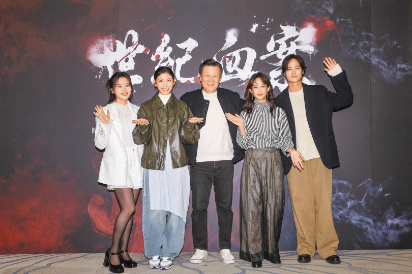 今年2月楊小黎(左起)、李千娜、寇世勳、簡嫚書和夏騰宏出席《世紀血案》殺青宴。(圖/報系資料照)