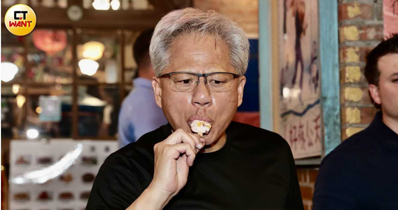 黃仁勳邊吃冰棒邊用台語聊天，親民作風再度成為焦點。（圖／黃耀徵攝）