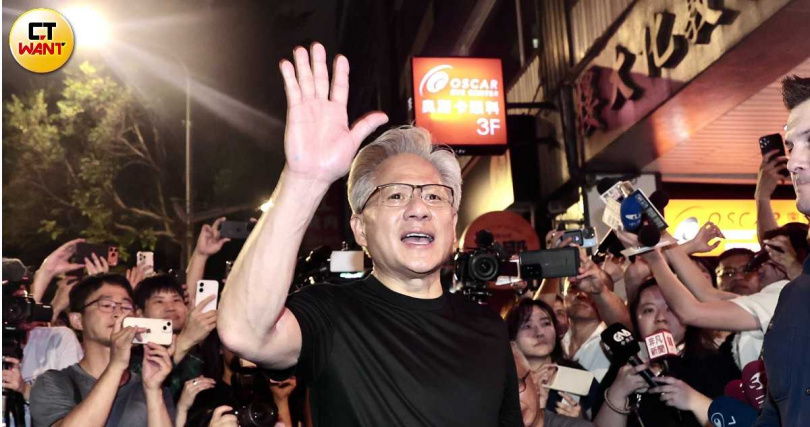 黃仁勳訪台期間頻頻與民眾互動，展現十足親和力。（圖／黃耀徵攝）