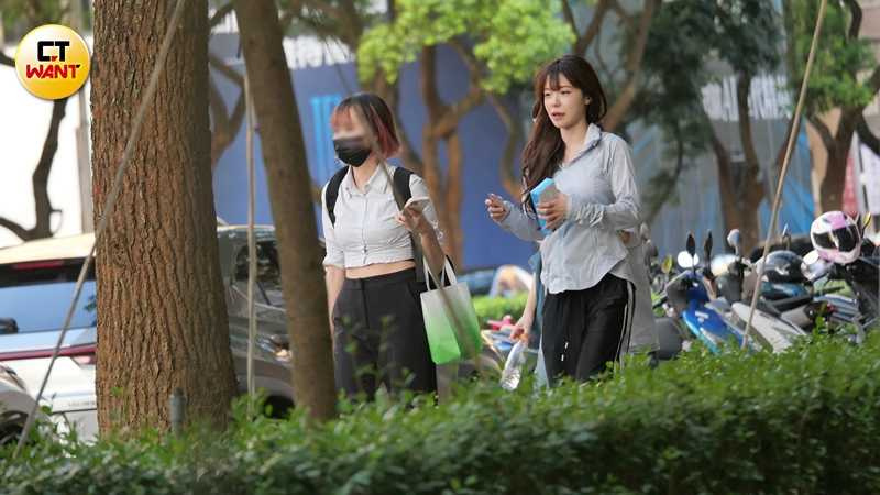李多慧在兩名工作人員陪同下車。（圖／本刊攝影組）