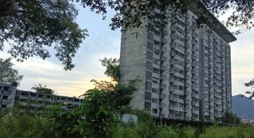 雙溪巴里塔建於1963年,昔日曾是當地住宅地標,如今已荒廢多年,成為本案焦點地點。(圖/翻攝自馬來西亞中國報)