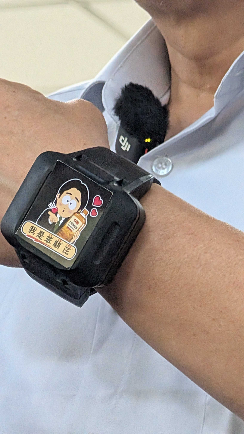 稍早柯文哲更換完電子手環,並秀出上面的貼紙。(圖/林冠吟攝)