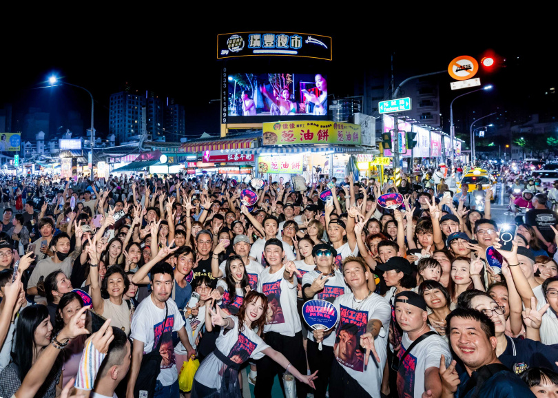 《網紅老爸》高雄瑞豐夜市掃街,人潮驚人。(圖/曼尼娛樂)