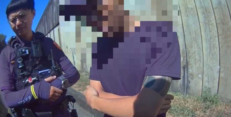 警方破窗救人,沒想到在車內意外搜出毒品K他命。(圖/警方提供)