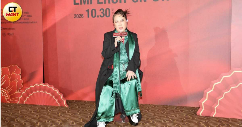 楊麗花今天坐著受訪仍氣勢十足。（圖／方萬民攝）