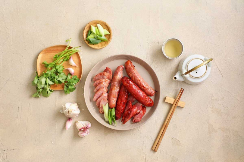 台酒暢銷款的「紹興原味香腸」與「紅麴高粱香腸」。(圖/台酒)