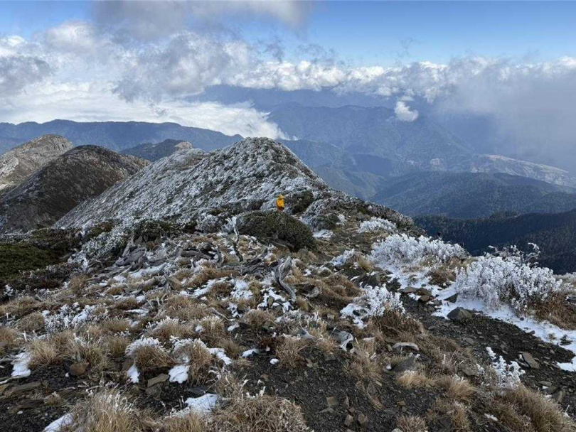   雪山圈谷至雪山主峰間登山步道12日全部降滿白雪。（圖／山友陳宏仁提供）