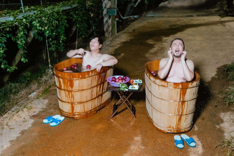 《來去恁兜洗魂舒》首集兩人用百香果入浴，甚至邊泡邊吃。（圖／公視台語台提供）