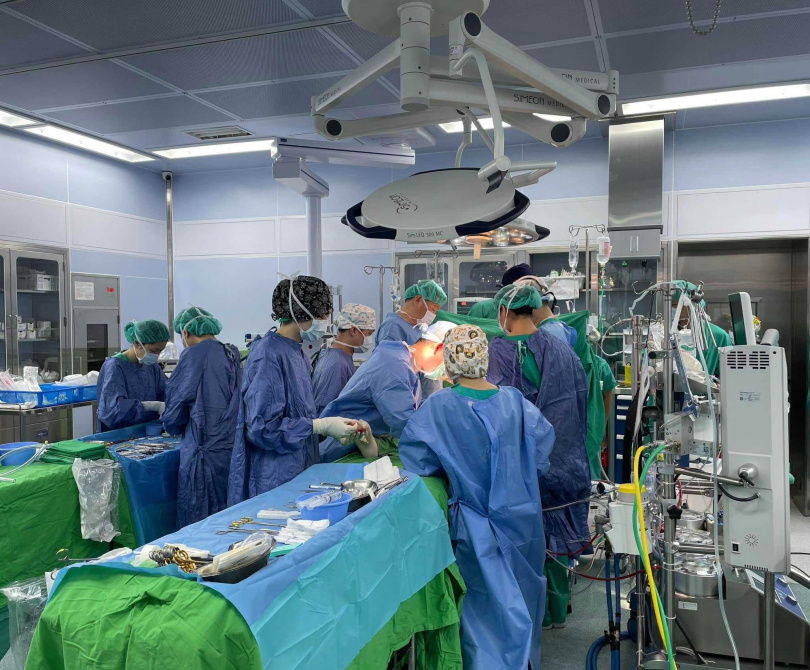 中外儀器見證醫療新里程碑！三軍總醫院松山分院航空醫學大樓首例手術圓滿成功。(圖片提供／中外儀器臉書)