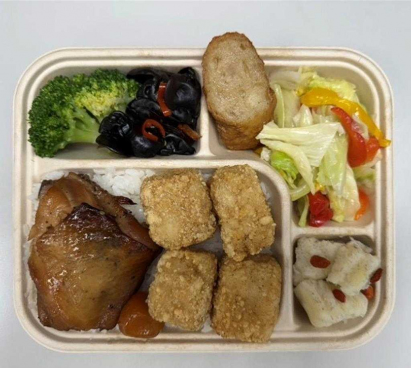 台鐵公司推出活動限定款的許願便當,以當季食材入菜,打造符合新春、元宵氣氛的便當。(圖/台鐵公司)