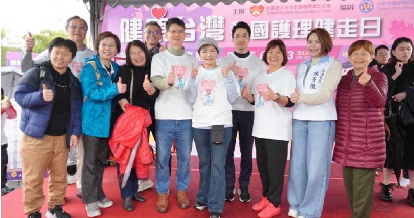 全台急診壅塞情況達前所未有的嚴重程度,北市衛生局長黃建華(左6)、中華民國護理師護士公會全國聯合會理事長紀淑靜(右3)和台北市護理師護士公會理事長蕭淑代(左5)23日出席全國護理師健走日,都對此現象提出看法和建議。(台北市政府提供/謝佳君台北傳真)