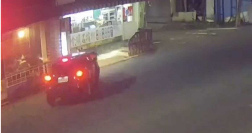 林男表示，為閃躲前方機車，才會不慎導致車輛失控，撞向檳榔攤。（圖／翻攝畫面）