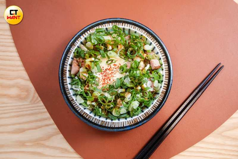 「叉燒飯」是以豬叉燒與烤雞叉燒的邊角料製成，浸入米飯中的叉燒醬汁還融入炭油帶來炭香氣息，並有微微辣感在口中綻開。（單點價80元，圖／趙文彬攝）