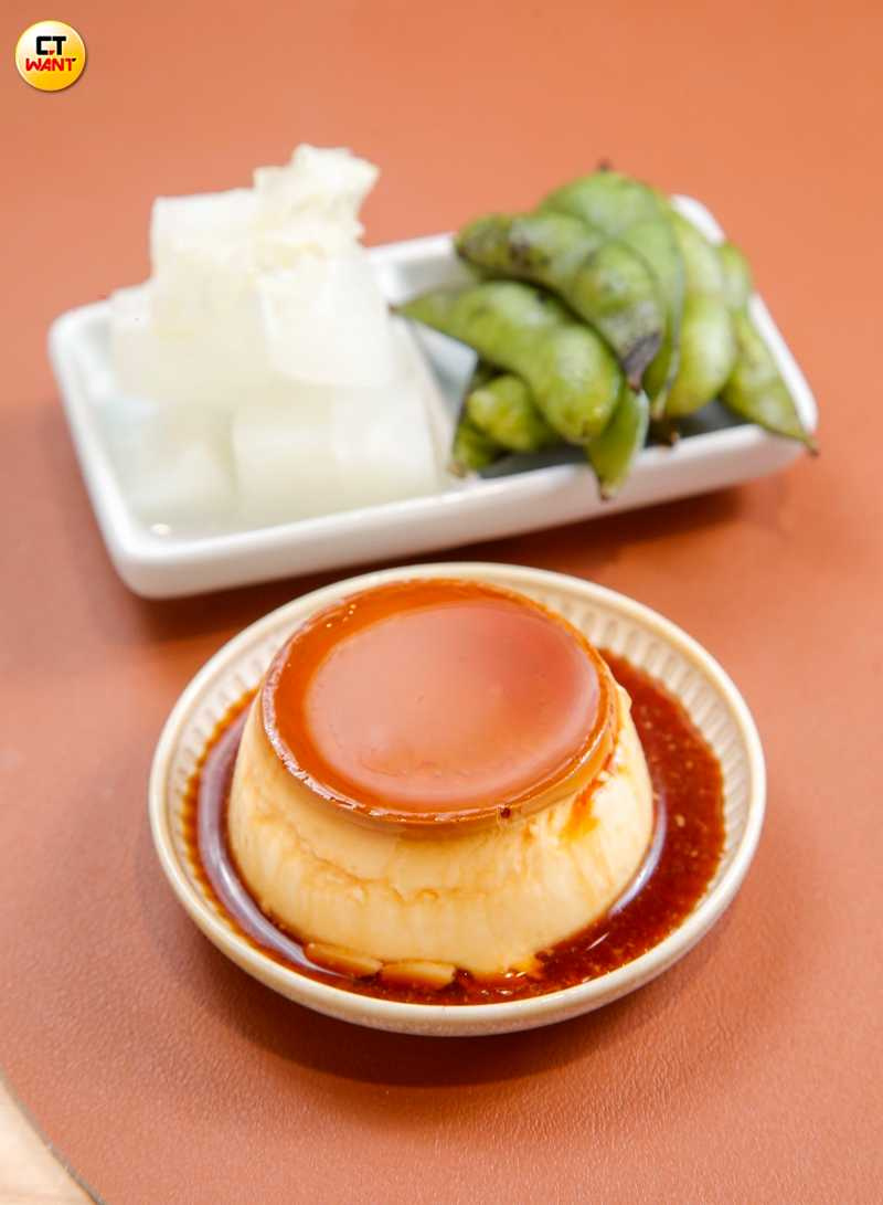 「輕食套餐」除了有甜而不膩的焦糖布丁，還有以炭火炒香的毛豆，以及搭配糖漬檸檬、以檸檬糖漿醃漬蘿蔔的爽口小菜。（80元，圖／趙文彬攝）