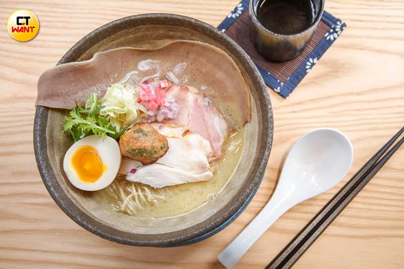 「烤雞千口白湯拉麵」可一次吃到牛舌、烤雞叉燒、以雞腿肉製作的雞肉丸，還有使用溫體母豬肋眼部位、以少量醬汁提味的豬叉燒。（320元，圖／趙文彬攝）