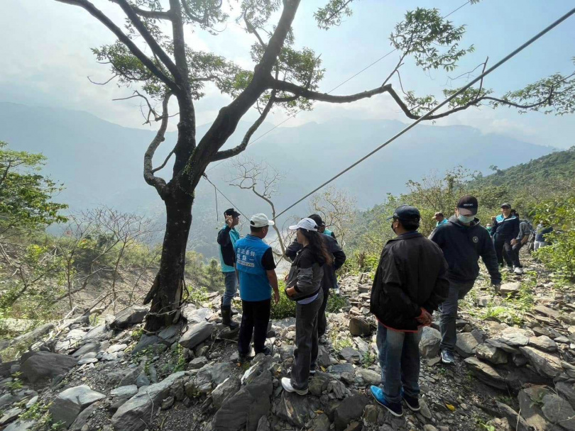 立委盧縣一認為，原住民立委選區可劃分為濁水溪南、北，以及花東等三區，讓服務的範圍更明確而合理。圖為盧在茂林山區會勘。（圖／翻攝自盧縣一臉書）