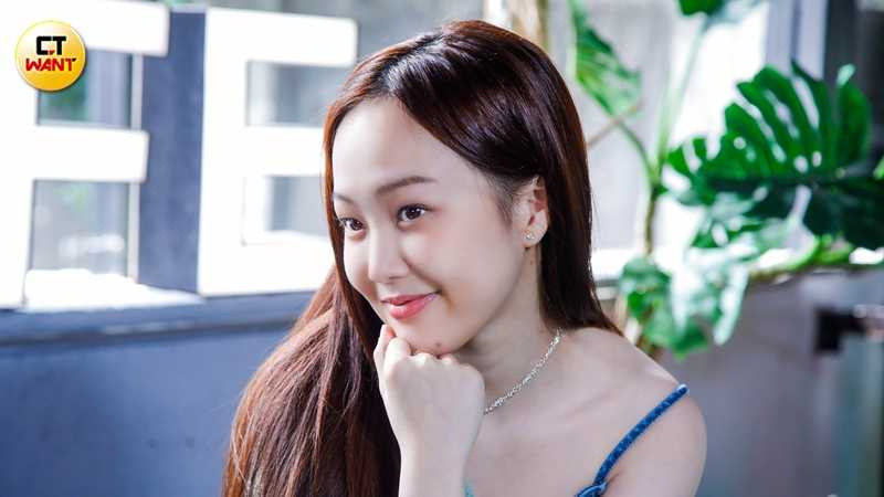 不擅長跳舞的安吉，曾接下舞者角色，排練時常挨罵，壓力大到躲起來哭。（圖／趙文彬攝）