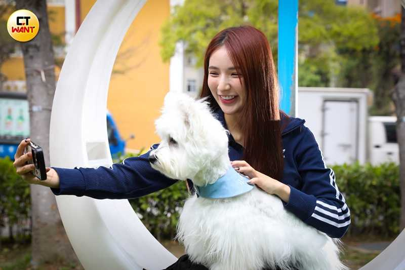 Dora很喜歡和蛋堡一起玩，享受著彼此陪伴帶來的快樂。（圖／侯世駿攝）